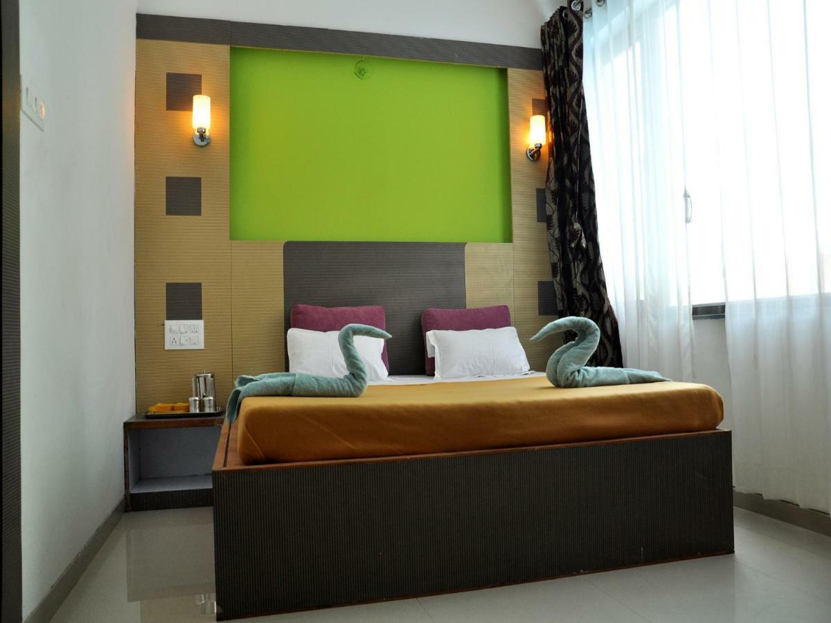 Hotel Malhar Palace Shirdi Zewnętrze zdjęcie